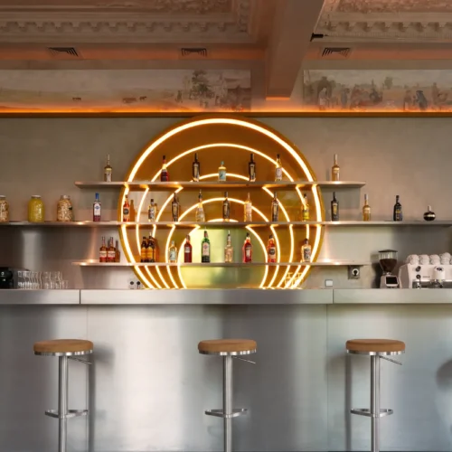 Bar Słońce z hokerami, nad nim fresk i sufit sztukateryjny w restauracji Babajaga