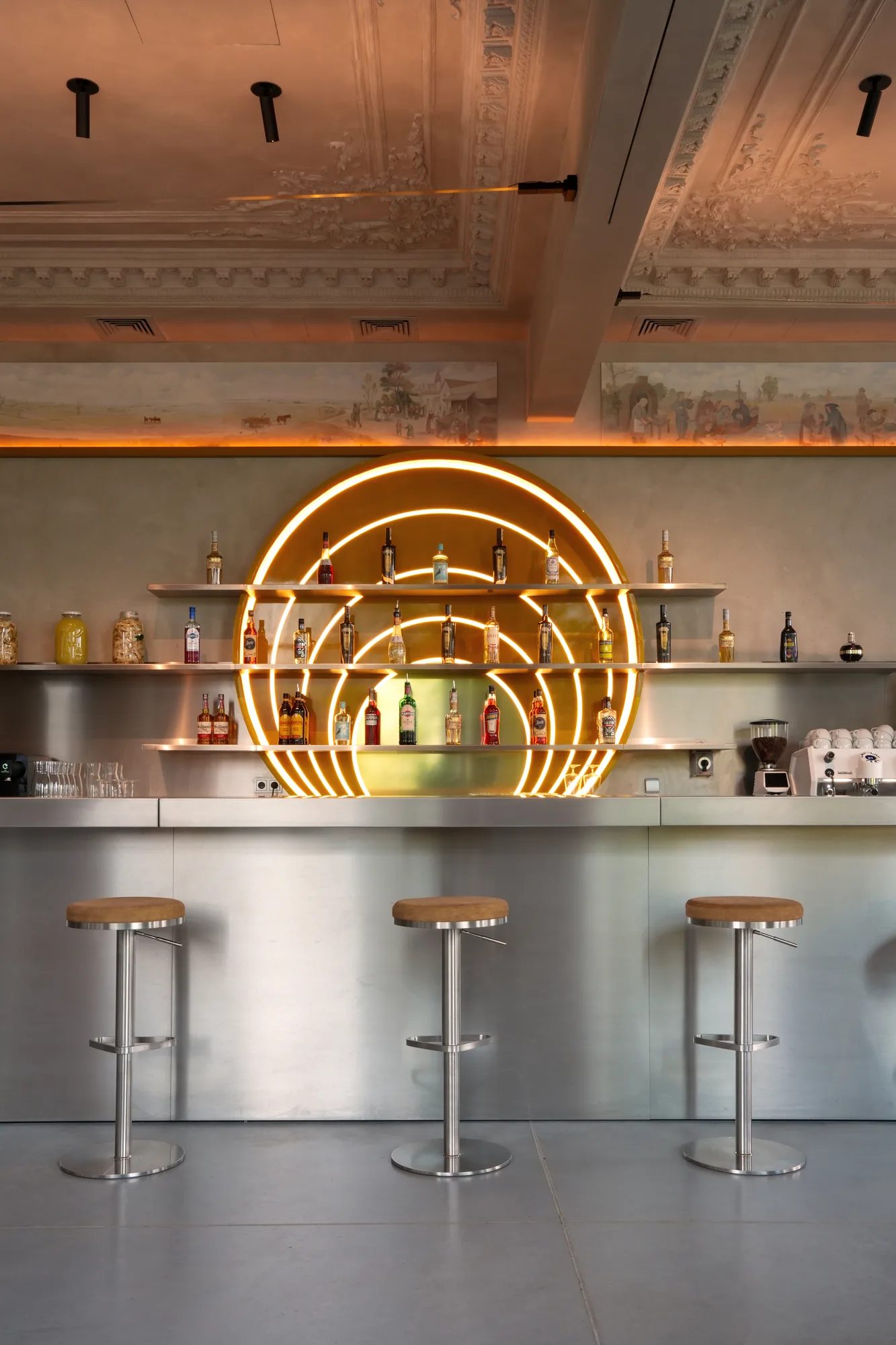 Bar Słońce z hokerami, nad nim fresk i sufit sztukateryjny w restauracji Babajaga
