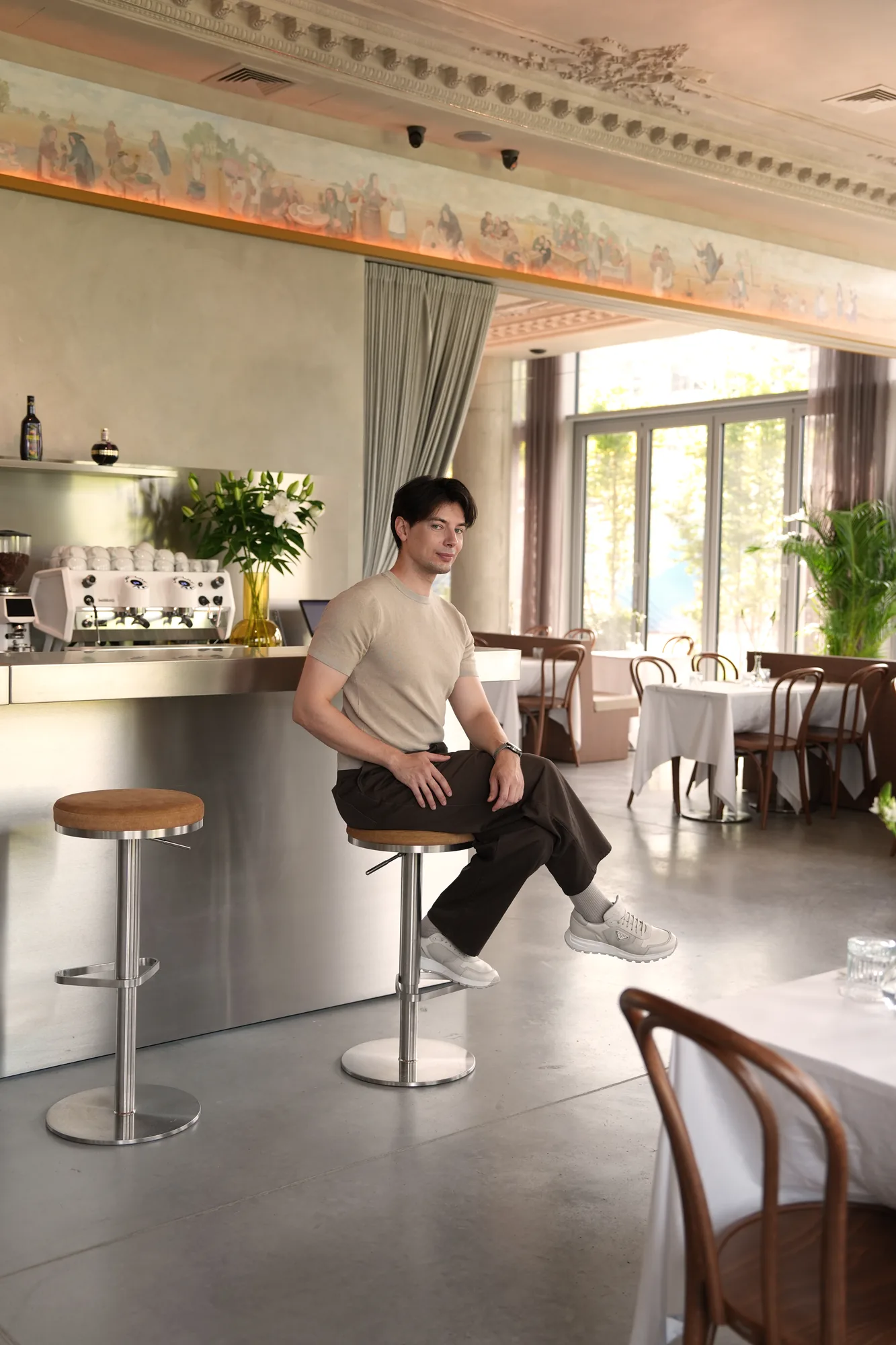 Sebastian Śliwiński, autor projektu wnętrza restauracji Babajaga, przy barze Słońce