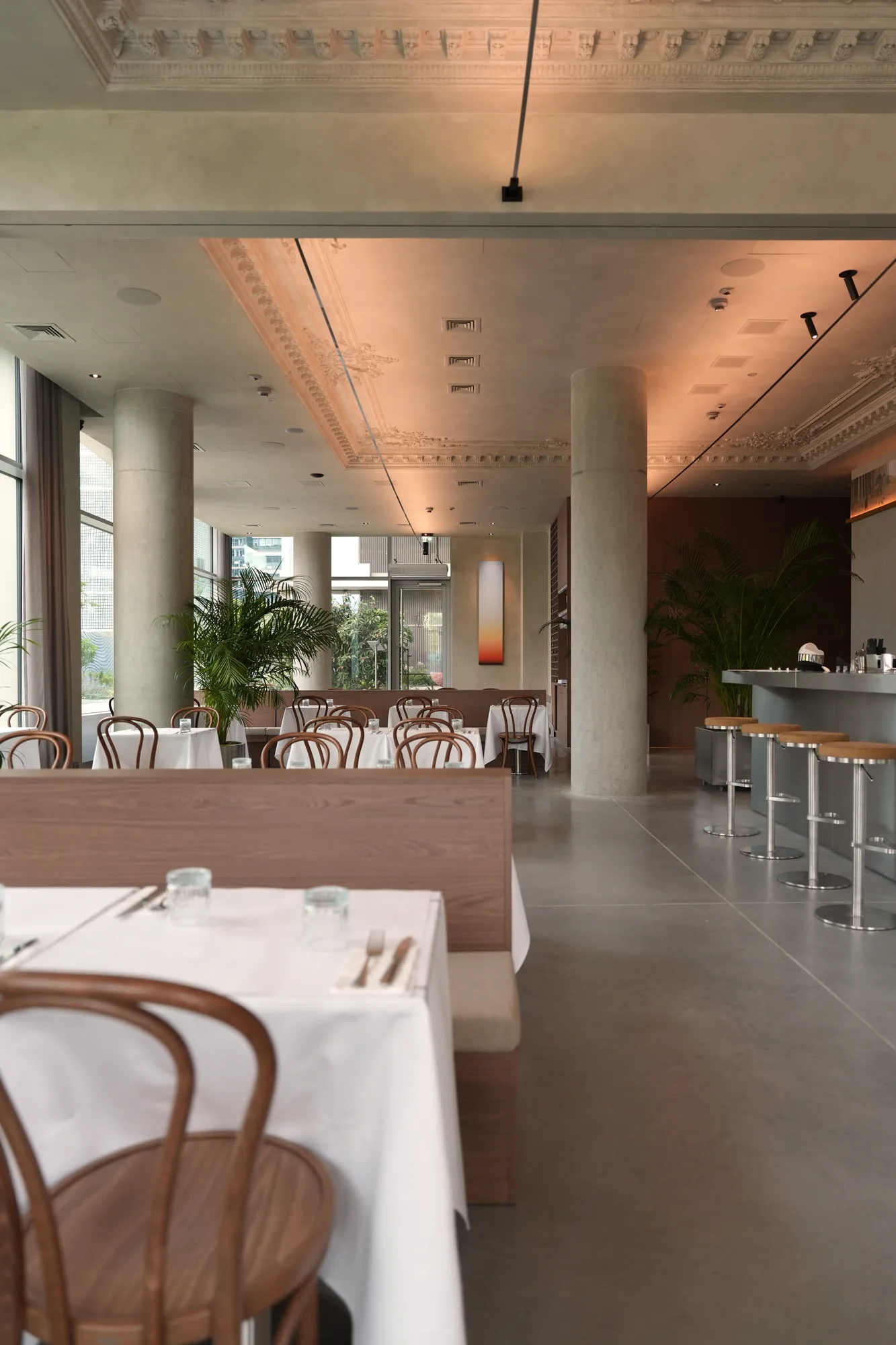 Projekt wnętrza restauracji Babajaga w Warszawie — betonowe kolumny i sala na 110 miejsc