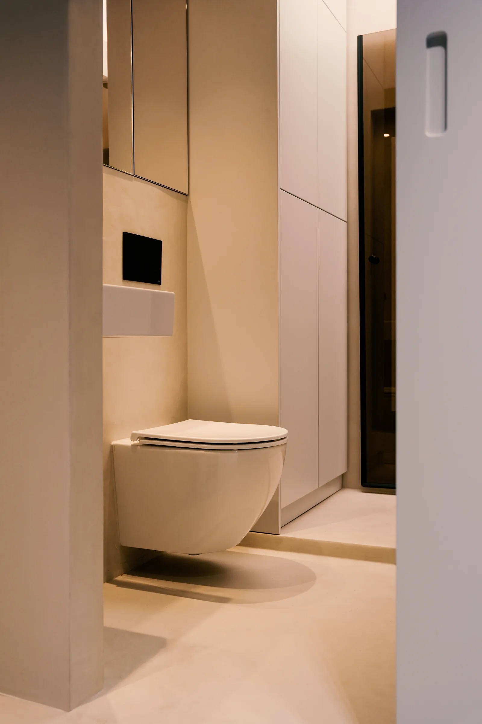 WC podwieszane i zabudowa w łazience z mikrocementu